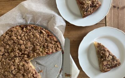 Strawberry Rhubarb Crumble Cake